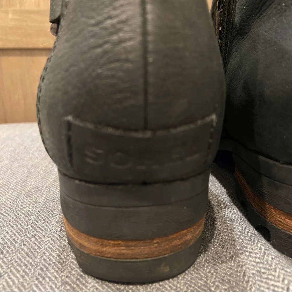 Sorel 'Lolla' Black Leather Zip Ankle Booties 9